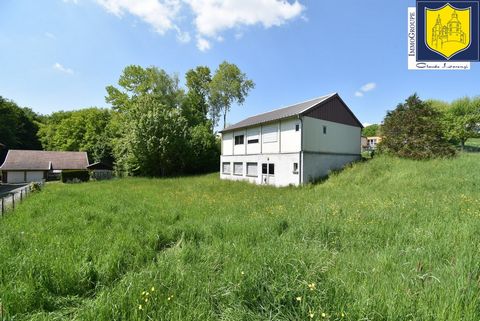 Proche Belfort / Village recherché. Sur un beau terrain de 29 ares. Batiment composé de deux niveaux de 100 m2. Habitation / Entreprise / Commerce / Services / Artisanat / Bureaux. Beau potentiel / Bel emplacement. Nous consulter.