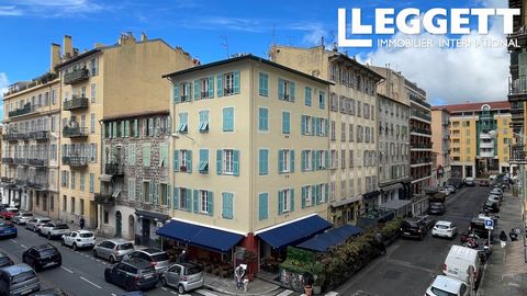 A28027OVI06 - Nice - Port. Located on rue Bavastro, in the heart of the Port area, large and bright 2 bedroom apartment entirely renovated with high end materials. A large entrance hall with a walk-in closet, a large living room with a fitted and equ...