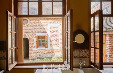 In the heart of Cambrai, authentic beguinage of the seventeenth century with a surface area of 200m2. With its historic façade inspired by Spanish Flanders, this magnificent house has been renovated and classified as a historical monument. An entranc...