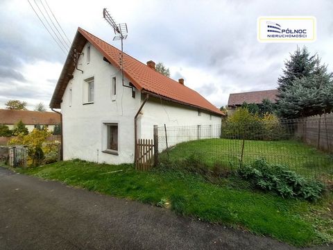 PÓŁNOC NIERUCHOMOŚCI O/Bolesławiec offers for sale a house with an outbuilding in the town of Krzyżowa. OFFER DETAILS: - The property is a residential building with a total area of about 140 m2, located on a plot of land with an area of 700 m2. - On ...