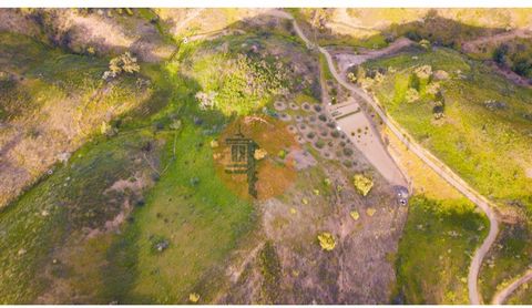 Terrain rustique de 14600m2 à Fontainhas, près de Cortelha, paroisse d'Azinhal, municipalité de Castro Marim. Terrain avec amandiers, figuiers et oliviers. Fontainha, au pied de Cortelha, dans la paroisse d'Azinhal, Castro Marim, est une charmante zo...
