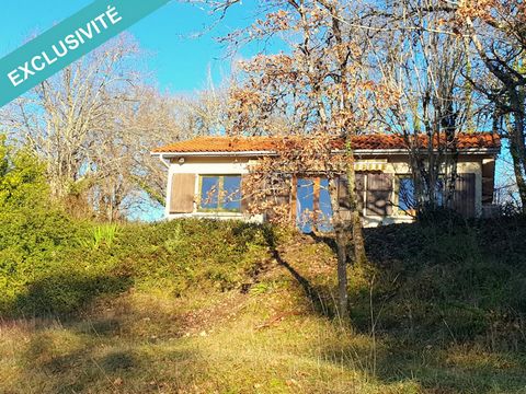 Located on the heights of Sainte Alvère, on a plot of 7500 m², offering a clear view of the surrounding countryside, come and discover this charming, completely renovated house. The living room with open kitchen and central island, travertine floor, ...