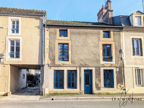Located in the charming town of Saint-Pierre-sur-Dives, this lot of two houses benefit from an ideal location in the heart of the town. Close to all shops as well as the train station, they offer easy and direct access to Caen, Lisieux and Falaise. T...