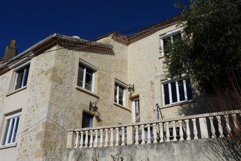 Stone house with Pyrenees view! Located in the charming town of La Sauvetat, this stone house offers a pleasant and peaceful living environment. Close to the amenities and services of the towns of Lectoure and Fleurance, this address will appeal to b...