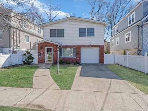 4 Bedroom, 3 Full bathroom split located in the Manorhaven area of Port Washington. Close to park and shopping, this house features cherry hardwood floors and 1920 int sq ft of living space. Bedrooms are spacious and basement offers access to a fence...