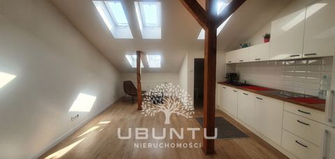 A 3-room apartment with an area of 73.34 m2 (91 m2 on the floor with sloping ceilings) on the 3rd floor in a modern, intimate and modernized tenement house in Łódź in the heart of the city. The property consists of an open plan living room with kitch...