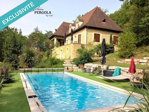 Less than 5 minutes from the center of MONTIGNAC-LASCAUX and its amenities, this magnificent Périgourdine stone house features air conditioning in all rooms of the main house. The dwelling features approx. 257 m² of living space, plus a 110 m² garage...