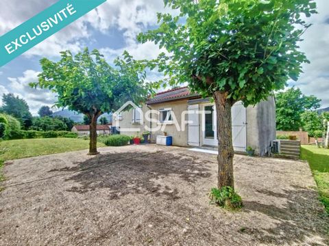 In a suburban area, close to amenities and the Pont de l'Arn golf course, discover this four-sided house from the 70s with garage and full basement, set on a fenced plot of over 1000m². The habitable part consists of a living room with fitted and equ...