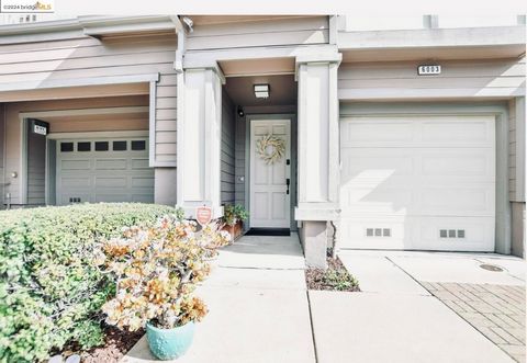 Gorgeous TOWNHOUSE in the stylish Villas at Monte Vista!! Your new home is the pride of the community as it was the townhouse model for the Villas development and has both a master suite and junior master suite PLUS a bonus room for a 3rd bedroom or ...