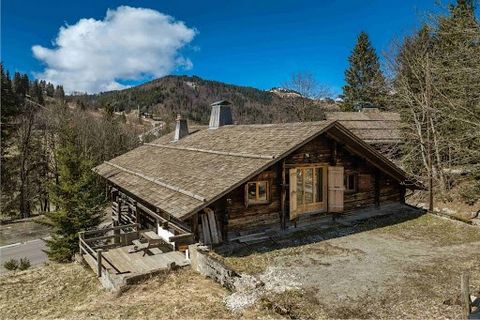 La Clusaz, Aravis Valley, 100 m from the slopes allowing access to the Etale gondola and 3 km from the village center, very beautiful eighteenth century country farm of 237 m2. Good overall condition. Ready to move into. Significant potential. Land o...