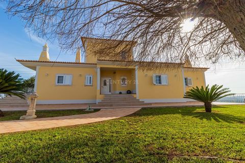 Detached house located on an urban plot of 1000m2 that allows the construction of a swimming pool to your liking. Located in Algoz, in Sitio do Sobrado, this villa offers tranquility, comfort and open views over nature. Comprising on the 1st floor an...