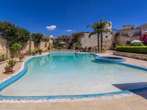Behind the traditional Maltese exterior of this 16th Century building there is wealth of original features. The house itself is arranged around a central courtyard with a living room dining room kitchen breakfast sitting area 3 bedrooms 2 bathrooms p...