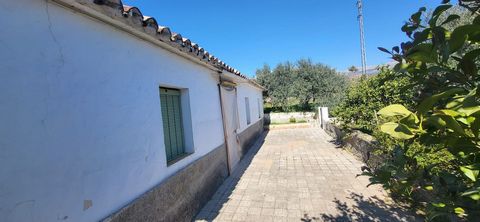 Urban Finca in Alora, with 1268 m2 of land and a house of 150m2, ideal for a first residence in a natural and quiet environment. Directly well connected to the village, and with excellent mountain views. Ideal for vacation home or rural tourism. If y...
