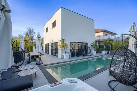 Réf. 877SR: EXCLUSIVELY, Prévessin-Moens, close to the Parc du Château and the border, at the end of a cul-de-sac, you will be charmed by this contemporary 6-room house with 178m2 of living space built in 2020 on 2 levels on 530m2 of land with qualit...