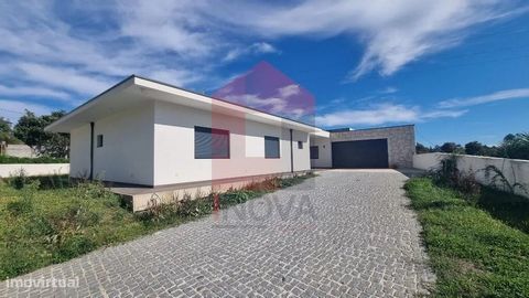 Einstöckiges Haus mit 4 Schlafzimmern zum Verkauf mit 288 m2 überdachter Fläche und 812 m2 Land in Coucieiro, Vila Verde! Einfamilienhaus mit zeitgenössischer Architektur, bestehend aus Küche und Wohnzimmer im Open-Space mit Kamin; Service-Badezimmer...