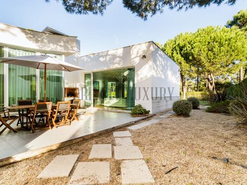 **Sale of 5 Bedroom Luxury House - Herdade da Aroeira** *Exclusivity, Comfort and Sophistication in one of the Most Prestigious Condominiums in Lisbon* We present this magnificent 5 bedroom villa, located in the prestigious Herdade da Aroeira, one of...