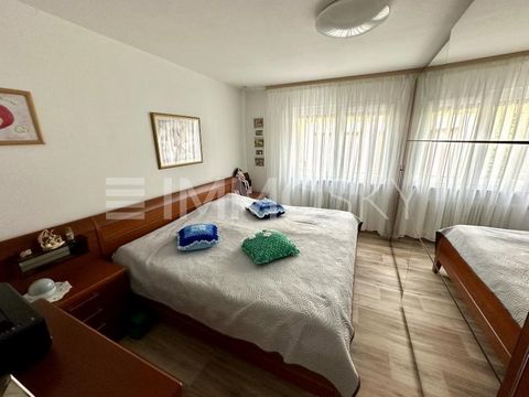 Zum Verkauf steht eine gut geschnittene 2-Zimmer-Wohnung in einem gepflegten Mehrfamilienhaus mit insgesamt 5 Parteien die alle Eigentümer sind. Die Wohnung befindet sich im Erdgeschoss und wurde 1972 erbaut. Mit einer Wohnfläche von ca. 47 m² bietet...