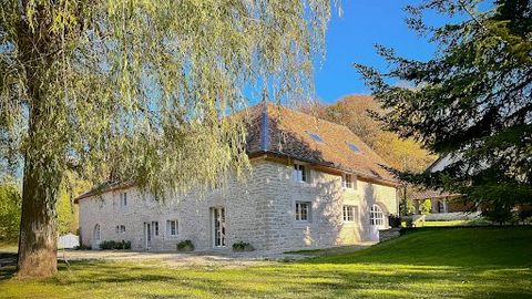 Ihre Immobilienagentur OFFICE IMMOBILIER bietet dieses majestätische Anwesen, bestehend aus landwirtschaftlichen Gebäuden im Herzen einer grünen Umgebung, zum Verkauf an. Das umzäunte Grundstück von 1.155 Hektar, ohne übersehende Nachbarn, sorgt für ...