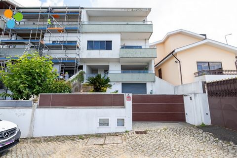 Villa mit 4 Schlafzimmern und beheiztem Außenpool in Gondomar mit Blick auf den Fluss Douro. Ausgestattet mit hochwertigen Materialien, zuvor für den persönlichen Gebrauch gebaut und daher auf hohe Standards ausgerichtet. Es wurde 2007 fertiggestellt...