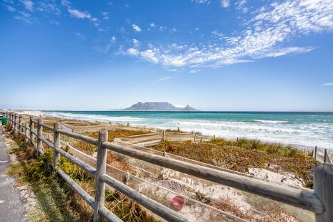 Word wakker met de iconische bezienswaardigheden van Kaapstad, de Tafelberg en de sprankelende oceaan. Dit prachtige huis ligt op slechts enkele seconden van het strand, een toevluchtsoord voor zonaanbidders en kitesurfers. Toplocatie en genesteld in...