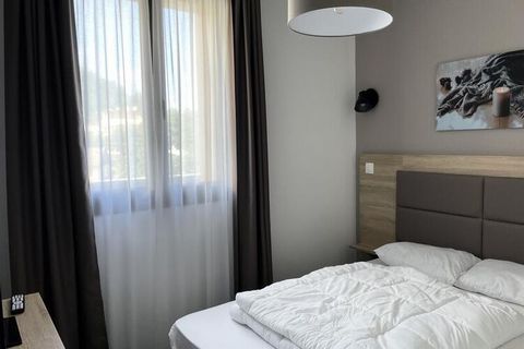 Dieses geräumige, 75 m² große 3-Zimmer-Apartment bietet Platz für 8 bis 10 Personen und bietet einen komfortablen Aufenthalt mit 2 Schlafbereichen, darunter 2 Etagenbetten von 90 cm und einem Schlafzimmer mit einem 140 cm breiten Bett und einem Ferns...