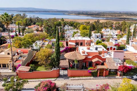 Descubre la Magia: Tu Hogar de Ensueño en Villa de los Frailes, San Miguel de Allende Ubicada en el corazón de uno de los barrios más encantadores de San Miguel de Allende, Villa de los Frailes, esta casa extraordinaria te ofrece un estilo de vida qu...