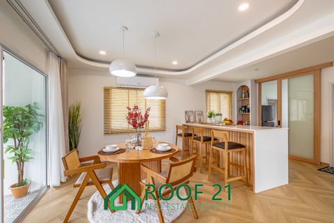 Hoekperceel huis te koop in Pruksana Jomtien Toplocatie op slechts 5 minuten van Jomtien Beach en op slechts 4 minuten van Sukhumvit Road, die zowel gemak als rust biedt. Detail van de woning: - Grootte interieur: 232 m². M - Perceel grootte: 212 vie...