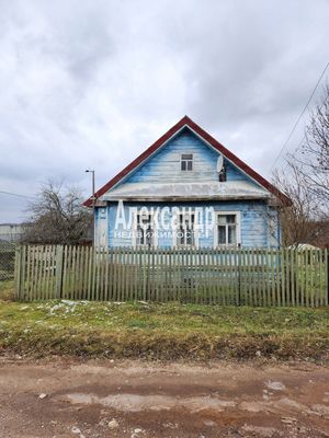 1701809 Продаётся дом в деревне Городище, Киришского района. Деревне находится на берегу реки Волхов, на расстоянии от г. Кириши 25 км. Дом жилой, на ленточном фундаменте построен примерно в 1956 году, бревенчатый. Печное отопление. Вода подведена в ...