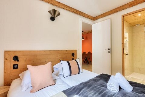 Dit elegante appartement van 40 m² ligt in het hart van Chamonix en biedt een comfortabel toevluchtsoord voor maximaal zes gasten. De woonkamer beschikt over een gezellige slaapbank voor twee personen, aangevuld met een salontafel en een halfopen keu...