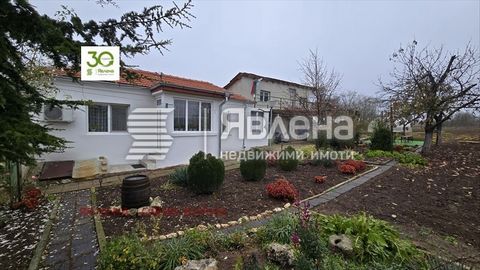 Yavlena présente une maison de plain-pied dans le village de Voditsa, municipalité d’Aksakovo avec une surface bâtie totale de 70 m² et une cour de 1420 m² distribuables : hall d’entrée, salon, chambre avec salle de bain, deuxième chambre avec cuisin...