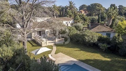 Découvrez cette somptueuse propriété idéalement située au cœur du prestigieux Cap d'Antibes, offrant un cadre de vie unique entre élégance et sérénité. Cette villa de caractère se distingue par ses volumes généreux et son agencement harmonieux : Un v...