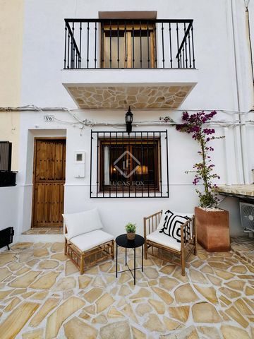 Esta casa adosada bellamente restaurada combina a la perfección la elegancia moderna con el encanto atemporal del casco antiguo histórico de Jávea. Con un equilibrio perfecto entre estilo y comodidad, la vivienda cuenta con 3 dormitorios, 2 baños y d...