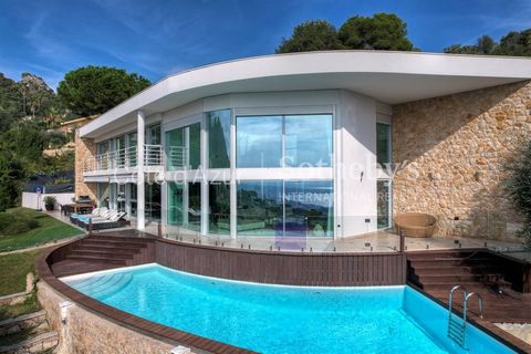 Luxury Villa with Panoramic Sea Views in Villefranche-sur-Mer Step into a world of elegance with this stunning 250 m² villa, perfectly positioned in a private and secure estate on the heights of Villefranche-sur-Mer. Offering uninterrupted views of t...