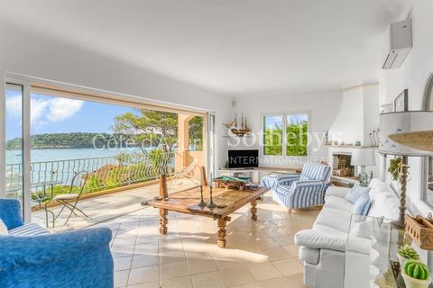 Esta requintada villa provençal, situada na segunda linha do mar em Cap d'Antibes, oferece uma vista espetacular da baía de La Garoupe. Inserida num terreno de 796 m², possui aproximadamente 250 m² de área útil. O rés-do-chão inclui um hall de entrad...