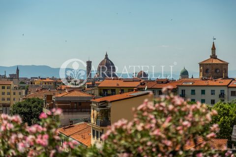 Florenz, wunderschönes und panoramisches Penthouse von ca. 150 Quadratmetern im sechsten Stock, das von einem Aufzug bedient wird, einer fabelhaften exklusiven Terrasse von ca. 95 Quadratmetern und einem privaten Keller. Beschreibung Nur wenige Schri...