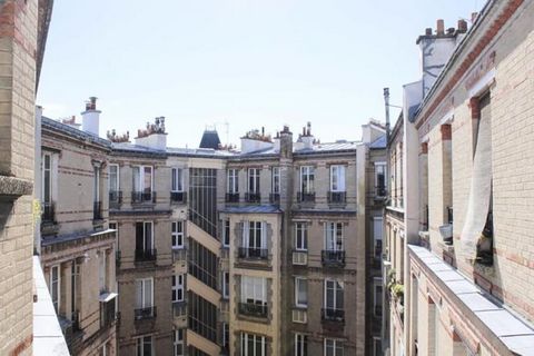 Deze charmante studio van 18 vierkante meter, gelegen op de 6e verdieping met lift, biedt een licht en rustig toevluchtsoord in het 14e arrondissement van Parijs. De studio is perfect voor een stel en beschikt over een gezellige woonkamer met een sla...