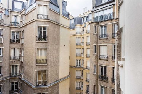 Bienvenue dans notre magnifique havre de paix parisien de 35 m², situé dans le prestigieux 16ème arrondissement, dans le très prisé quartier de Passy. Offrant une chambre généreuse et tous les équipements indispensables, cet espace vous garantit un c...