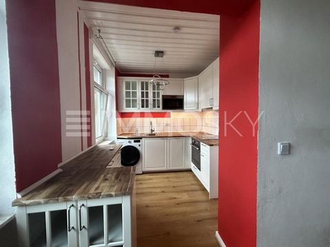 Se vende un apartamento renovado de 3 habitaciones en Oberursel. Se encuentra en el primer piso de un edificio de apartamentos bien cuidado de 1925 con un total de solo tres unidades residenciales. El apartamento tiene una superficie habitable de 65 ...