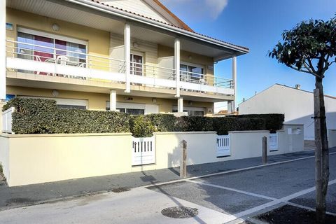 Dieses charmante Apartment für zwei Personen befindet sich in einer kleinen, neuen Residenz, nur 50 Meter vom Meer entfernt. Es bietet ein geräumiges, helles Wohnzimmer mit Fernseher und ein gemütliches Schlafzimmer mit Doppelbett und Einbauschrank. ...