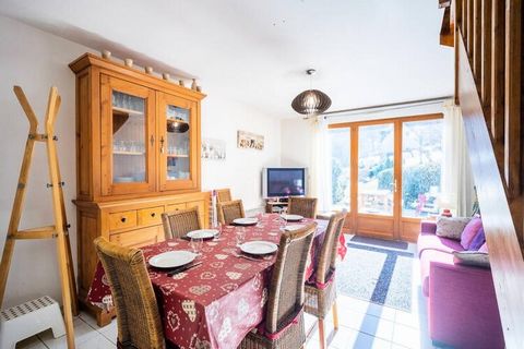 Idealmente situato a Genos, questo appartamento per 8 persone si trova nel Résidence Les Granges Hautes a due pas du Lac Wi-Fi gratuito Cucina aperta sul soggiorno Terrasse ensoleillée con vista sui Pirenei e un tavolo da giardino Livello 1 2 camere ...