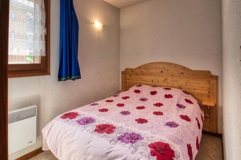 Cet appartement de 35 m², situé au deuxième étage avec ascenseur, peut accueillir jusqu'à six personnes. Il dispose de deux chambres : l'une avec un lit double et l'autre avec des lits superposés et un lit gigogne (ne convient pas aux enfants de moin...