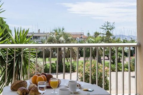 Venez séjourner dans la Résidence Hyères Port sur la presqu'île de Giens pour des vacances les pieds dans l'eau ! Idéalement située face aux Îles d'Or et au coeur de l'animation, vous pourrez benéficier de la plage à 100 m, ainsi que des bary, restau...