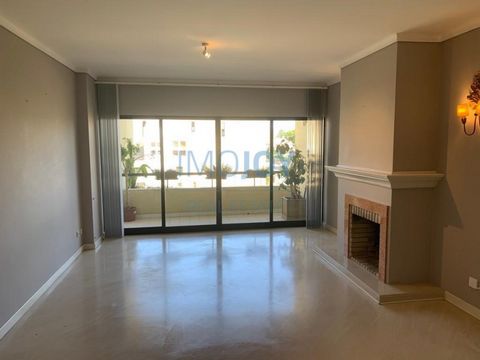 Ontdek uw nieuwe huis in dit verfijnde appartement met 3 slaapkamers, gelegen aan een van de meest exclusieve lanen in Cascais. Voor € 2.100/maand heeft u het voorrecht om te wonen in een moderne, comfortabele ruimte die is ontworpen voor uw welzijn....