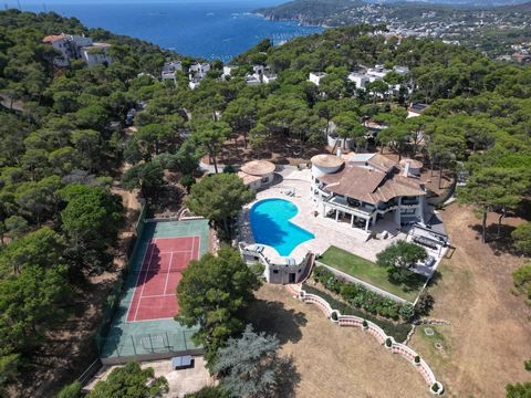 BARNES presenteert deze exclusieve luxe villa in een van de meest prestigieuze gebieden van de Costa Brava, gelegen in het charmante dorpje Llafranc. Gelegen op een uitgestrekt perceel van bijna 7.000 m², biedt deze woning uitzonderlijke privacy en r...