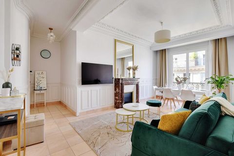 Checkmyguest biedt u dit moderne appartement, ideaal gelegen tussen de Marais en het Louvre. Dit 75m² grote appartement in art-decostijl biedt plaats aan 4 personen en beschikt over moderne voorzieningen, wat zorgt voor een unieke en charmante ervari...