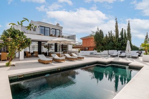 Deze volledig gerenoveerde luxe villa is een bewijs van charme en elegantie en biedt een uitzonderlijk huis voor veeleisende eigenaren Gelegen op slechts een steenworp afstand van een van de mooiste stranden van Marbella belooft Casa Rosario een luxu...