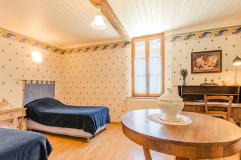 Dit huisje ligt in een heel rustig gehucht in het hart van het natuurpark Forêt d'Orient, aan de voet van een heuvel met een opmerkelijk panorama. Tot uw beschikking: eetkamer/woonkamer, open keuken, 2 slaapkamers (1 tweepersoonsbed), 1 slaapkamer (2...