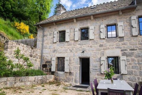 mbre (un lit deux places en 140), une chambre (un lit deux places en 140, salle d'eau privative), salle d'eau, WC indépendant. Terrasse avec salon de jardin. Barbecue commun aux gîtes du domaine installé dans l'ancien four à pain. Les animaux sont ad...