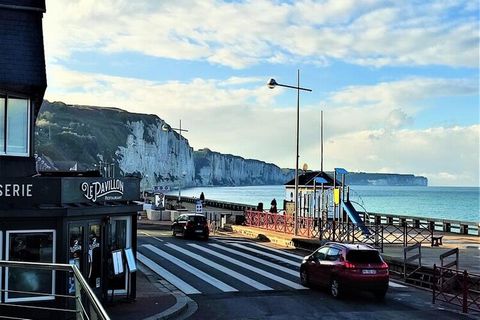 Situato al piano terra rialzato; (8 gradini) di un bellissimo edificio fronte mare, questo spazioso appartamento è stato ristrutturato. completamente rifatto a nuovo per garantirvi un soggiorno indimenticabile con un comfort assicurato. Apprezzerai l...