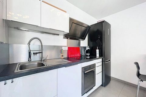 Accommodatie: Het zeer recente appartement heeft een woonkamer met een volledig ingerichte open keuken die uitkomt op een groot terras van ongeveer 18 m2 met uitzicht op de heuvelruggen en de zonsondergang. Het biedt een tafel voor uw maaltijden in a...